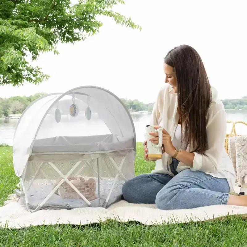 Centre d'activités portable pour bébé : cadre métallique, capacité de 6,8 kg, pliable pour le transport et le rangement