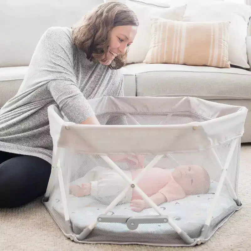 Centre d'activités portable pour bébé : cadre métallique, capacité de 6,8 kg, pliable pour le transport et le rangement