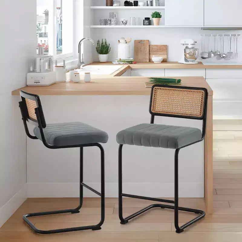 Tabourets de bar de 66 cm de hauteur, en rotin velours rembourré avec dossier en cannage et cadre en métal, tabourets de cuisine modernes du milieu du siècle pour îlot de cuisine.