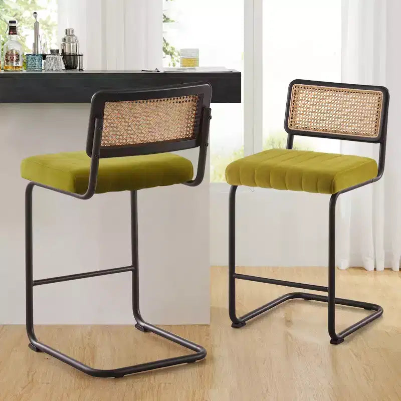 Tabourets de bar de 66 cm de hauteur, en rotin velours rembourré avec dossier en cannage et cadre en métal, tabourets de cuisine modernes du milieu du siècle pour îlot de cuisine.