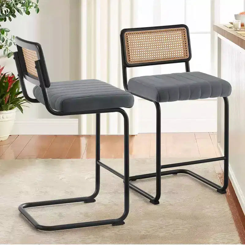 Tabourets de bar de 66 cm de hauteur, en rotin velours rembourré avec dossier en cannage et cadre en métal, tabourets de cuisine modernes du milieu du siècle pour îlot de cuisine.