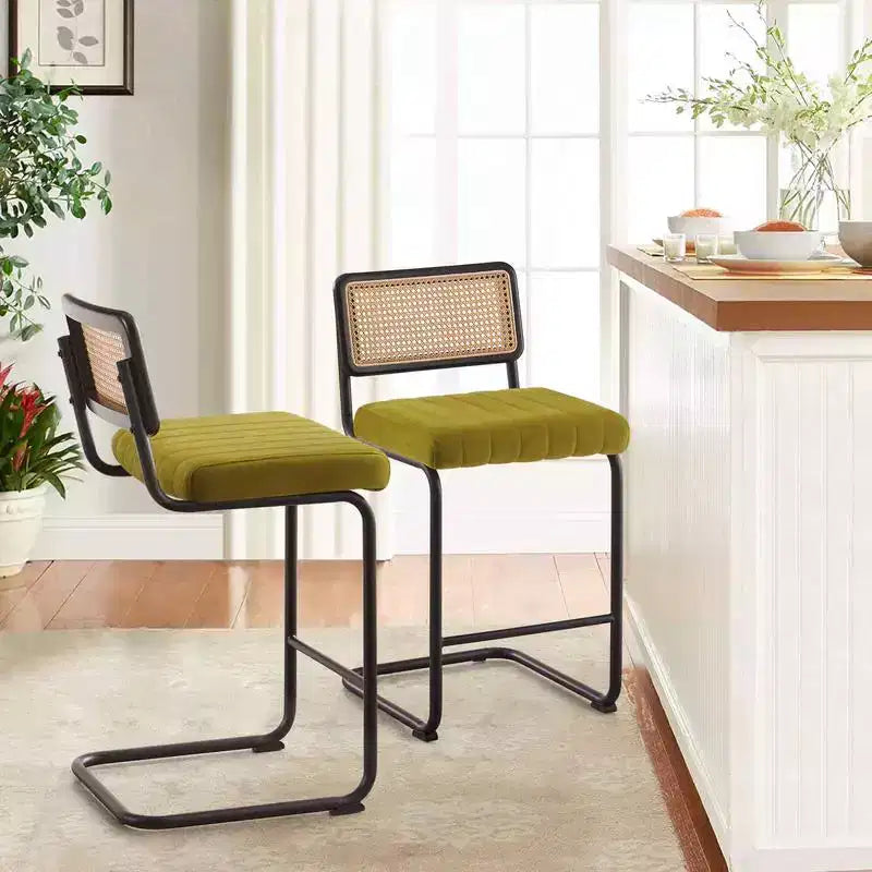 Tabourets de bar de 66 cm de hauteur, en rotin velours rembourré avec dossier en cannage et cadre en métal, tabourets de cuisine modernes du milieu du siècle pour îlot de cuisine.