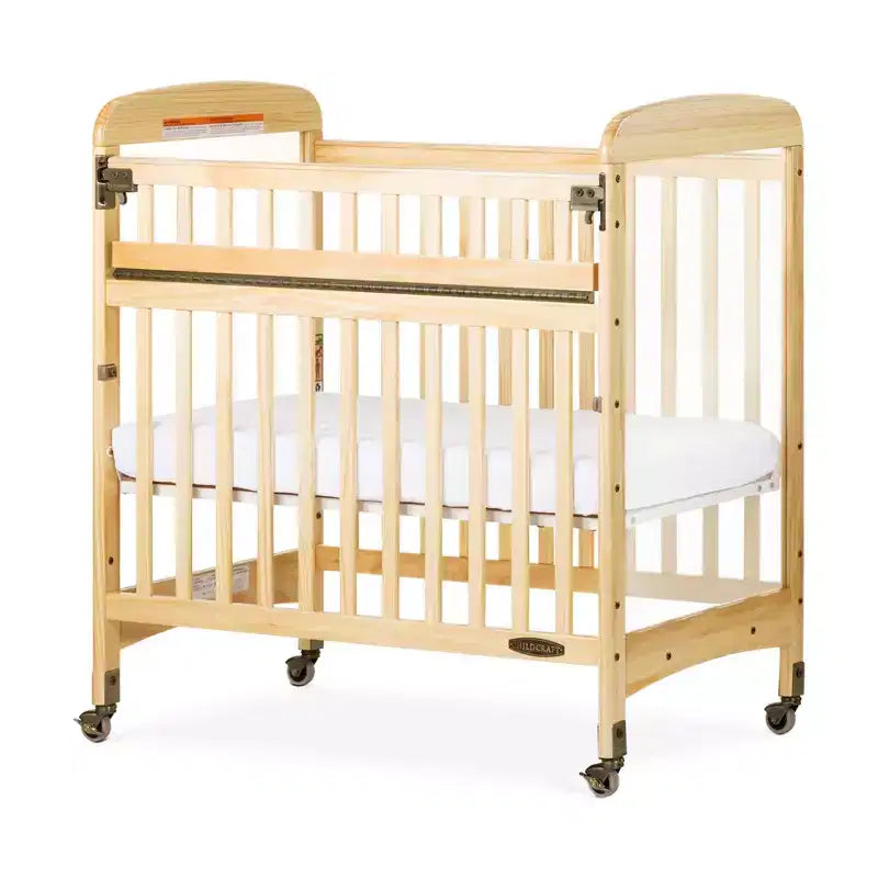 Lit de bébé portable compact en bois avec barrière SafeAccess, 2 roulettes verrouillables, panneaux ClearView, passe les portes, naturel