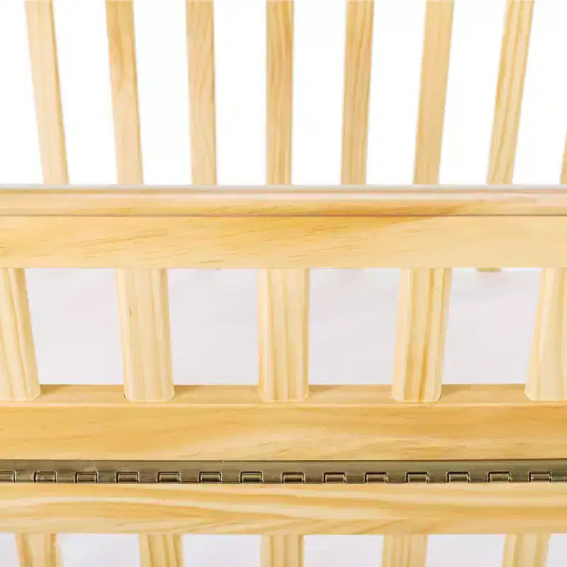 Lit de bébé portable compact en bois avec barrière SafeAccess, 2 roulettes verrouillables, panneaux ClearView, passe les portes, naturel