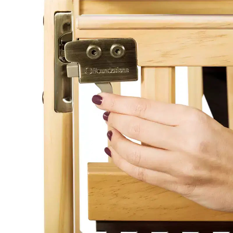 Lit de bébé portable compact en bois avec barrière SafeAccess, 2 roulettes verrouillables, panneaux ClearView, passe les portes, naturel