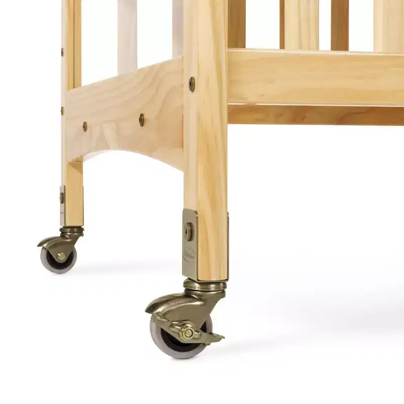 Lit de bébé portable compact en bois avec barrière SafeAccess, 2 roulettes verrouillables, panneaux ClearView, passe les portes, naturel