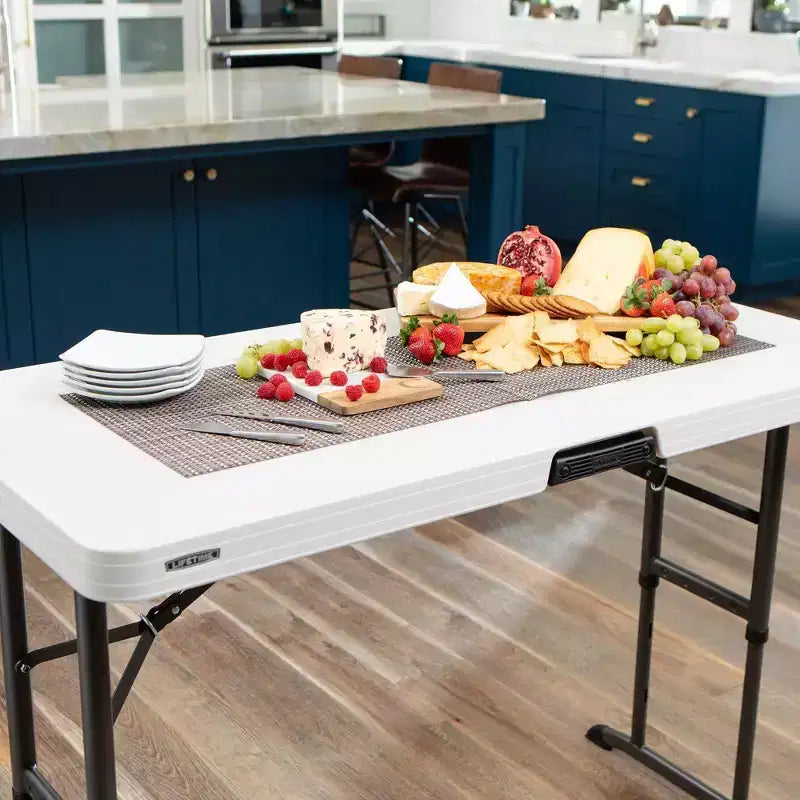 Table pliante commerciale de 1,22 m de haut, plateau en PEHD, 3 réglages de hauteur, blanche