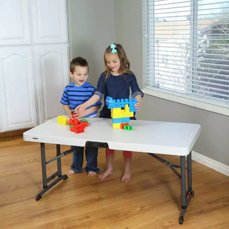 Table pliante commerciale de 1,22 m de haut, plateau en PEHD, 3 réglages de hauteur, blanche