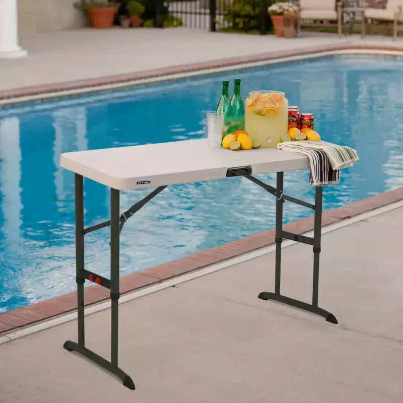 Table pliante commerciale de 1,22 m de haut, plateau en PEHD, 3 réglages de hauteur, blanche