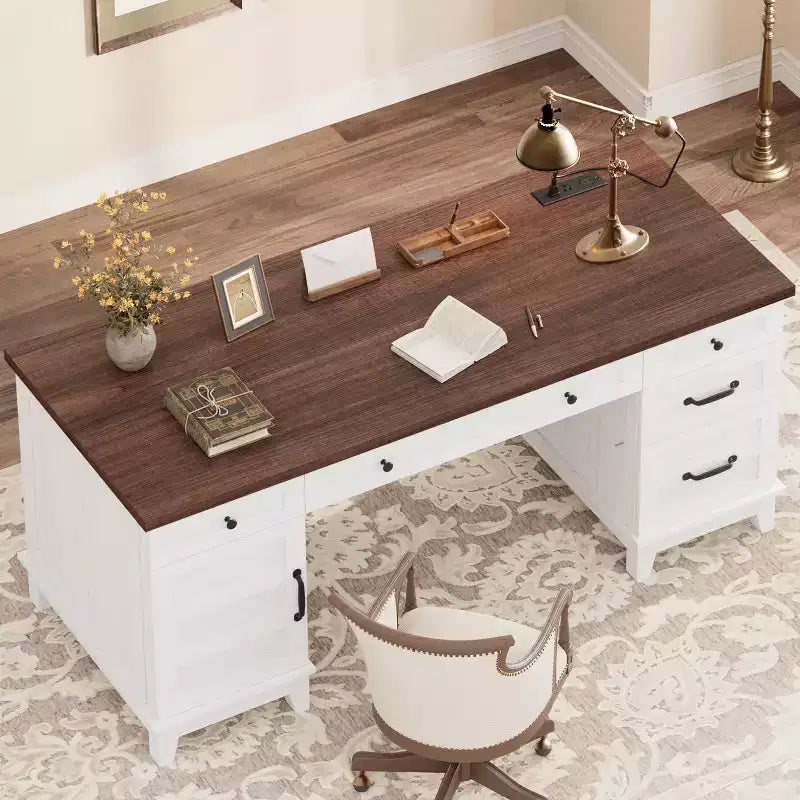 Bureau de direction avec tiroirs et station de charge, bureau d'ordinateur de style rustique de 136 cm avec classeur, poste de travail de bureau à domicile, noyer blanc