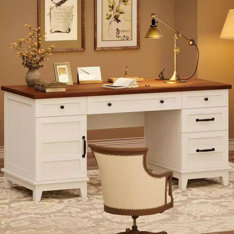Bureau de direction avec tiroirs et station de charge, bureau d'ordinateur de style rustique de 136 cm avec classeur, poste de travail de bureau à domicile, noyer blanc