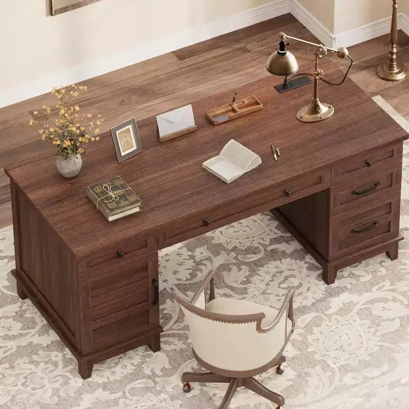 Bureau de direction avec tiroirs et station de charge, bureau d'ordinateur de style rustique de 136 cm avec classeur, poste de travail de bureau à domicile, noyer blanc