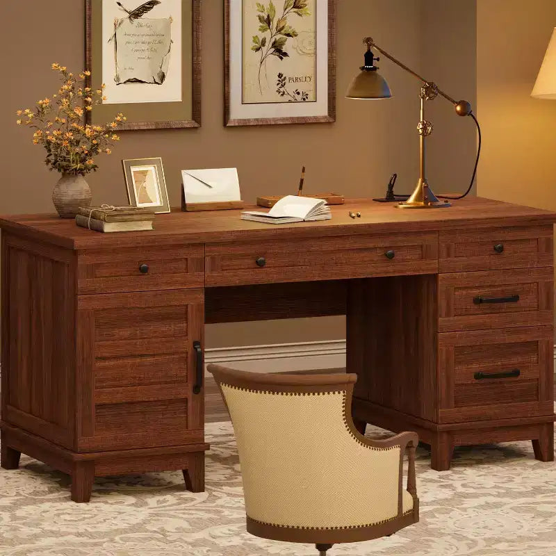 Bureau de direction avec tiroirs et station de charge, bureau d'ordinateur de style rustique de 136 cm avec classeur, poste de travail de bureau à domicile, noyer blanc