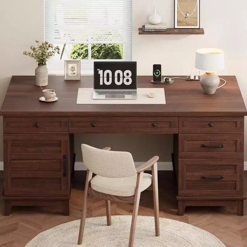 Bureau de direction avec tiroirs et station de charge, bureau d'ordinateur de style rustique de 136 cm avec classeur, poste de travail de bureau à domicile, noyer blanc