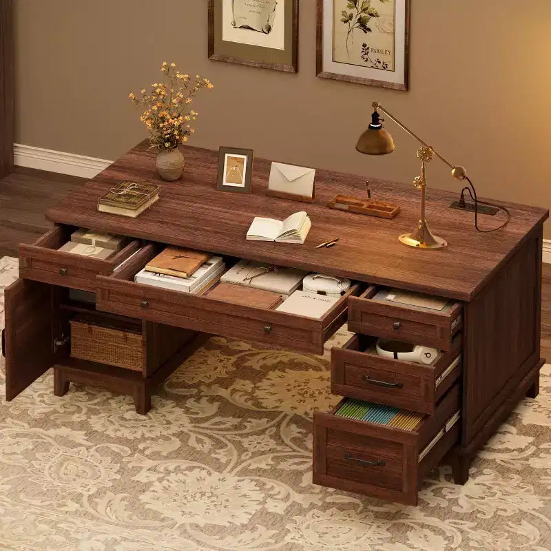 Bureau de direction avec tiroirs et station de charge, bureau d'ordinateur de style rustique de 136 cm avec classeur, poste de travail de bureau à domicile, noyer blanc