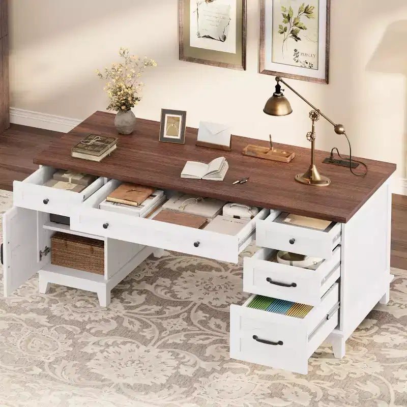 Bureau de direction avec tiroirs et station de charge, bureau d'ordinateur de style rustique de 136 cm avec classeur, poste de travail de bureau à domicile, noyer blanc