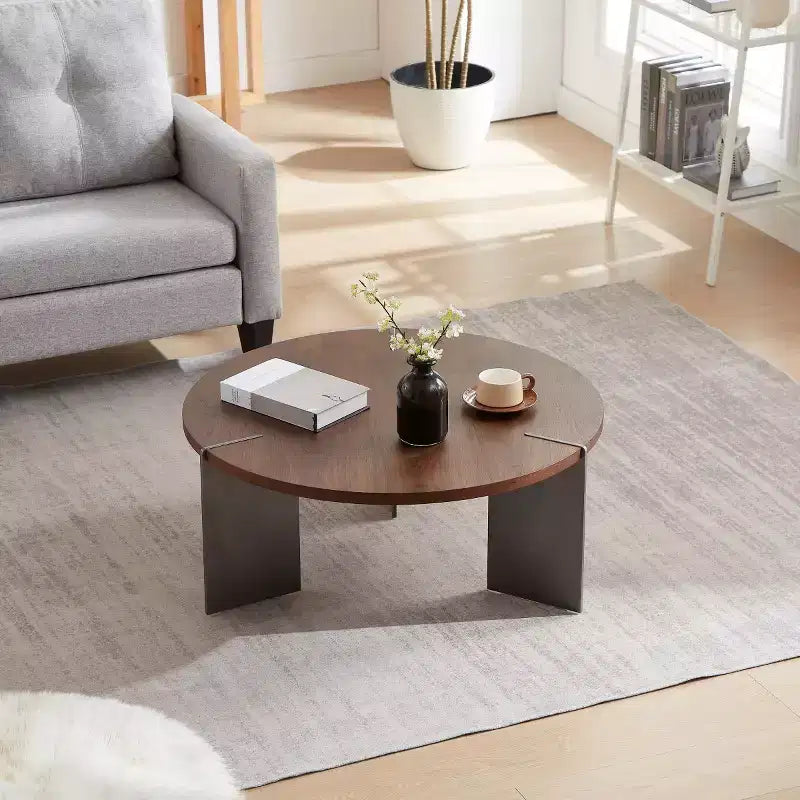 Table basse ronde avec plateau en noyer et piétement en métal noir, pièce maîtresse moderne pour le salon