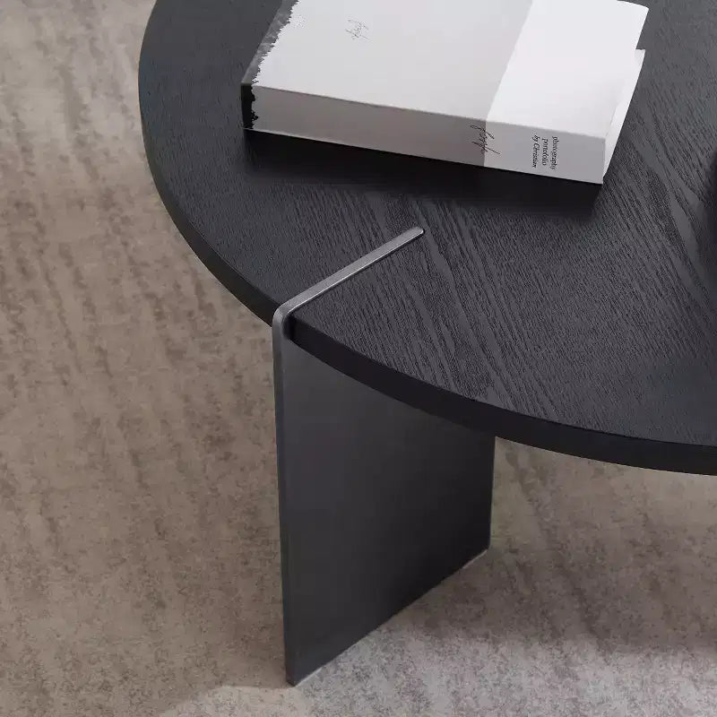 Table basse ronde avec plateau en noyer et piétement en métal noir, pièce maîtresse moderne pour le salon