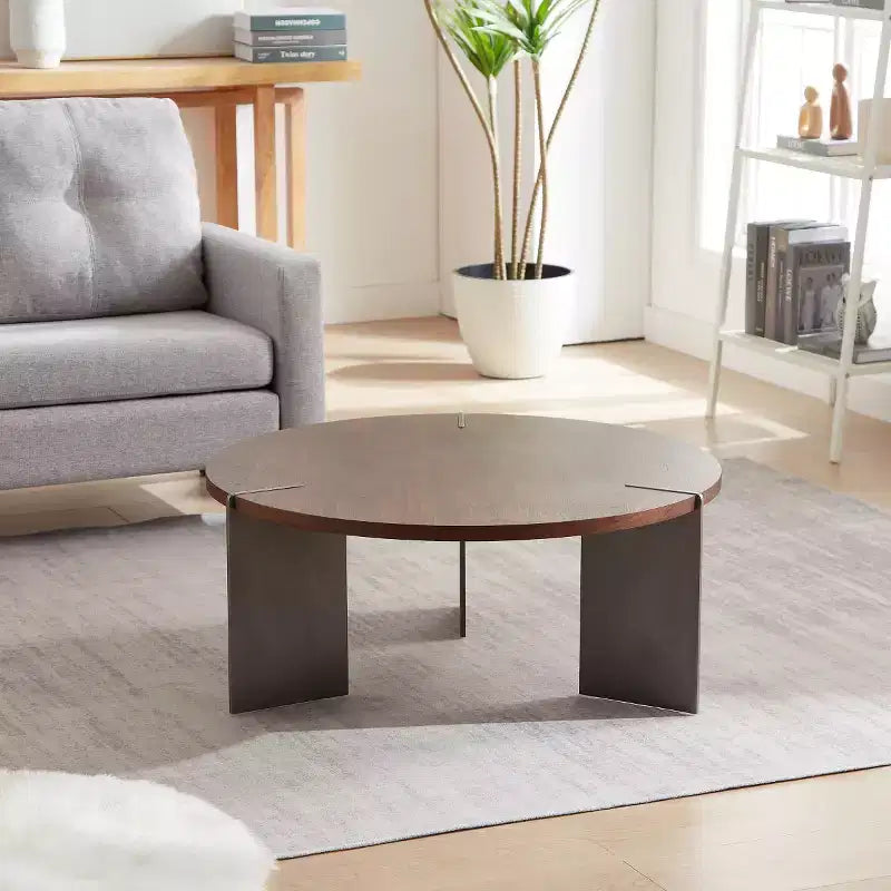 Table basse ronde avec plateau en noyer et piétement en métal noir, pièce maîtresse moderne pour le salon
