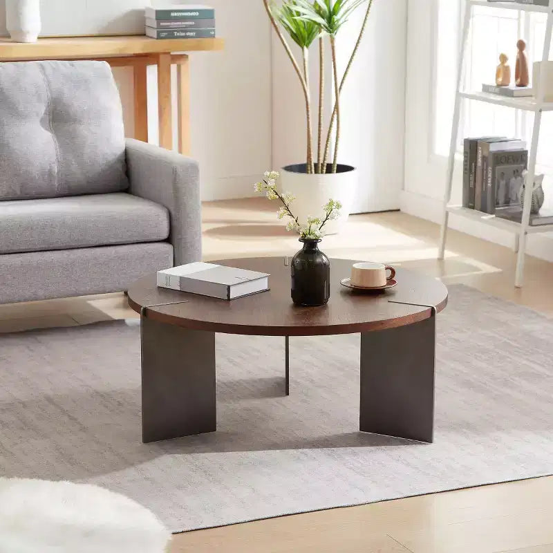 Table basse ronde avec plateau en noyer et piétement en métal noir, pièce maîtresse moderne pour le salon